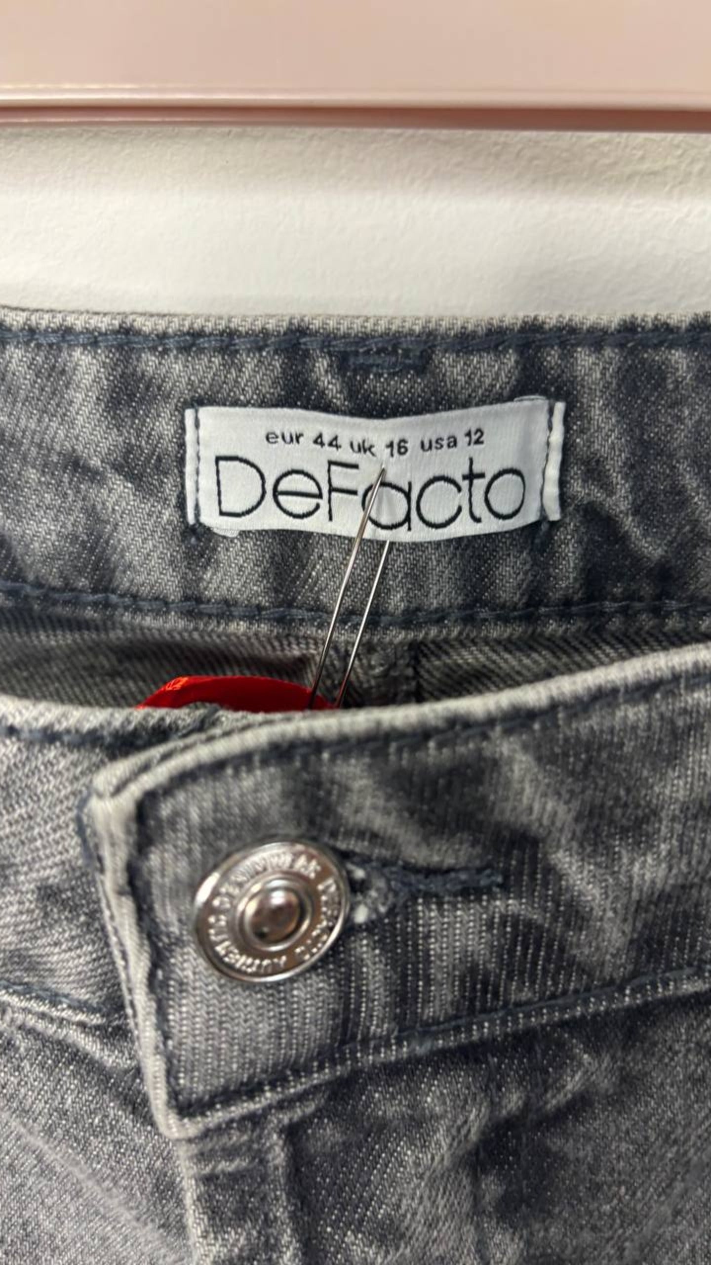 Defacto Jeans – vintage clothing at AMYPARFUME Belgrade